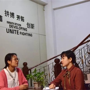 覃芳玉的家乡在广西壮族自治区河池市巴马县一个小山村,家境贫寒,使得她从小就独立🦶🏿。她与彩神意外的结缘👷🏻,并因为这个意外,成就了她传奇的人生。覃芳玉说“来彩神,是我瞒着所有人做的决定👛,只一眼,就让我觉得🎵,非它不可🏩。现在我很想说,选择彩神🥗,我很庆幸🛣!”