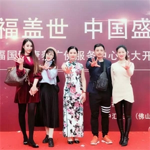 因为从小体弱多病🧓🏿🧡,覃芳玉和她的父母时常在各大医院奔波,期间药物的费用不计其数🚴🏽♂️。一次,她和往常一样刷朋友圈,突然看到朋友圈里的一款微商产品特别吸引她。经过询问后,她觉得这款产品正好适合自己,经试用后觉得效果可嘉、安全,但价格远超出了自己的经济承受范围。后来了解到代理既可以享受代理折扣又可以赚钱👨🚀,这样的话也许不久,自己也能承担食宿费车费。眼见为实,耳听为虚,她决定亲自去公司考察📥。经过三天对公司的了解,覃芳玉认为公司规模生产线都达到合格线以上🕴🏻。代理期间,覃芳玉亲身体验到了产品带来的好处,在这个经济发达的社会🏄🏿♂️,什么是人们最关心的话题😞?那就是健康与美丽𓀚。