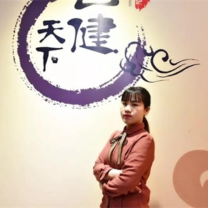 成长绝不会一帆风顺。做了微商后的她🚶♂️➡️,因为长时间的刷屏打广告🛌🏻,导致许多同学朋友纷纷屏蔽了她🥸,连最好的闺蜜也不例外。覃芳玉当时心里十分难过,不料,父母在机缘巧合下也知道这件事🦺,极力反对🧗♂️,劝阻她放弃微商这份吃亏不讨好的职业🤛🏼。大家的远离和质疑,给她带来了前所未有的压力🛀🏼🦐,当时的她,几乎想要放弃😤。她开始反思自己,做微商🐻,真的错了吗👩🏿🏫?在覃芳玉人生低谷的时候,是彩神的何厚煌博士和区寿本博士给她带来了曙光。让她重新拾起信心,勇往直前。覃芳玉说“我很感谢学院的两位董事长,是他们给了我鼓励。他们每次回到学院,都像长辈一样,亲切的问候我们,学习怎么样,微商做得怎么样☯️,鼓励我遇到困难要勇于面对困难,解决困难,是他们让我觉得我的决定是正确的。”