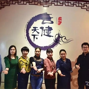 现在,她从事金融行业🤞。很多人可能难以明白,一个学室内设计专业的🚕🤙、或是微商品牌总监为什么要转行做金融🐘,但她说,她并没有转行,她不过是在原有的行业上重新规划。金融是一门非常有潜力的行业👳🏼♂️,她坚信自己的选择没有错🫘🦯,也相信未来还可以变得更好。Be Peixianian realize the China Dream 做个彩神人♗,实现中国梦。在彩神三年, 感谢我的大彩神🧑🏻🎨⇒,是它给予我无限前进的勇气和力量!让我实现了自身的人生价值,成就了我的梦想!——覃芳玉
