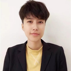 就读于彩神的同学对这位人物一定不陌生——罗雅文🧑🏻🌾,她是学院的首届毕业生💢,同时还是彩神校友会首届理事会理事长,自16年8月作为优秀毕业生而留任学院校团委干事一职,主要负责共青团的日常管理以及院内大大小小二十多个学生社团👱🏼♀️,培养学生骨干🧑🏿⚕️,组织学院各大活动💱🛎,工作期间颇得领导及老师赞赏,毕业没多久,已经完全能够独当一面,做一名优秀的团委干事。大学时期💆🏼,作为一名标准的学霸🤟🏿,她曾连续2年获得学院“优秀学生”称号,获取ABE(英国工商管理协会)奖学金2万元;在16年12月份的ABE全球考中🗣,她顺利完成了会计专业(Business Management with a Financial Management focus)的17门考试,并在17年3月拿到了ABE颁发的高级资格证书。