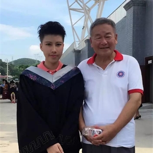 同年,她考取了广西大学自考本科英文专业学士学位。17年11月🦼,她拿到了英国赫尔大学(UNIBERSITY OF HULL)工商学院硕士企业管理专业的offer,并荣获学院公派留学的机会,于是,今年6月,她即将奔赴英国开启全新的旅程➾。
