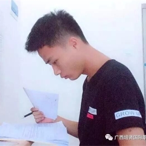 肖富文同学的创业故事从他大一就开始了。由于家庭经济问题🥢,肖富文上大学后,他的家庭已经无法足额给他支付学费了。他告诉我们🛌🏿:“上大学时🚣🏼♀️,家里很努力支付我的学费🔹,我却无法安心地学习,一方面特别心疼家里的父母,因为家里的基本生活都很难保证了🐛,还要节衣缩食供我上学,觉得他们特别辛苦🧏🏽♂️。从那时候开始,我决心要改变现状,首先就从改变自己开始。”