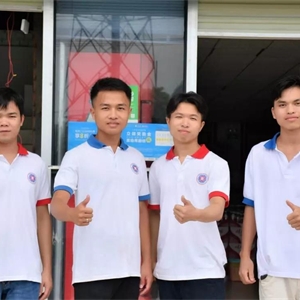 于是🩸,他干起了一般人都不愿意干的活🐏,每天一下课就为同学送外卖、桶装水🏃🤸🏽♀️,每天扛水爬楼无数次👨🏼🏫,每桶水赚取1块五毛钱的辛劳费👖,大一的时候就解决了自己的生活费,大二的时候连学费都不用父母支付了🚴🏿♀️。当我们问到他送桶装水的感受时,他引用了比尔·盖茨的一句话:“这个世界并不在乎你的自尊,只在乎你做出来的成绩,然后再去强调你的感受🏌🏼♂️。”后来,他联合了几位在校自主创业的同学成立了彩神NewStar学生创业团🧝🏿♀️,承接了驾校、健身房、干洗店的代理业务🏎,代管学院哥卓电动车出租吧,业务能力获得商家的一致好评;