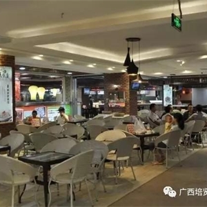 师生缘美食城对外招商,2015级肖富文、何明冬👨🏿⚖️、宁章同学及2016级陈天福、伍华键同学在学院的支持下成功拿下商业街多个店面🤾♂️。自己亲自动手装修并与商家联盟👨,充分体现出彩神学生的创业意识及吃苦耐劳的品质🫂🎅🏻。
