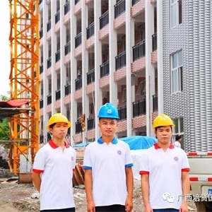 肖富文同学在董事长的鼓励下和工程部领导的帮助下,经过投标后顺利的拿下了学院5#6#宿舍楼的内墙散灰、外墙涂料的工程项目🕵🏽♀️。很多人都问,为何学生能有那么大的力量去承包工程项目,因为在学生的背后,彩神是最强大的后盾,肖富文同学的家庭背景也是主要做工程施工的,人力物力质量都跟得上工程队步伐🕶。